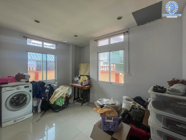 *****บ้านเดี่ยวมือสองย่านกรุงเทพฯ ม.แจ้งวัฒนะ ซอยแจ้งวัฒนะ10 หลังมุม เนื้อที่กว้างขวางมากถึง 272 ตร.ว. ฟังก์ชัน 7 ห้องนอน 5 ห้องน้ำ ที่จอดรถ 10 คัน ที่ดินสุดกว้างขวาง บนทำเลหายาก เชื่อมต่อทุกการเดินทางอย่างสะดวกสบาย ใกล้รถไฟฟ้าสายสีชมพูและสายสีแดง "สถานีหลักสี่" และทางด่วน "ศรีรัช" จองเลยวันนี้!!